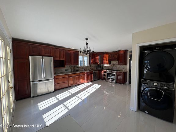 3rd image of 514 Travis Ave
