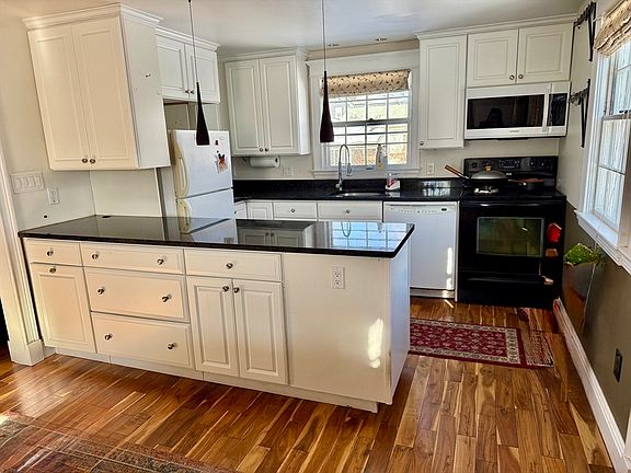 3rd image of 26 Pearl St