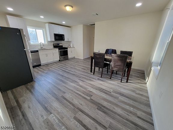 3rd image of 46 Garret St