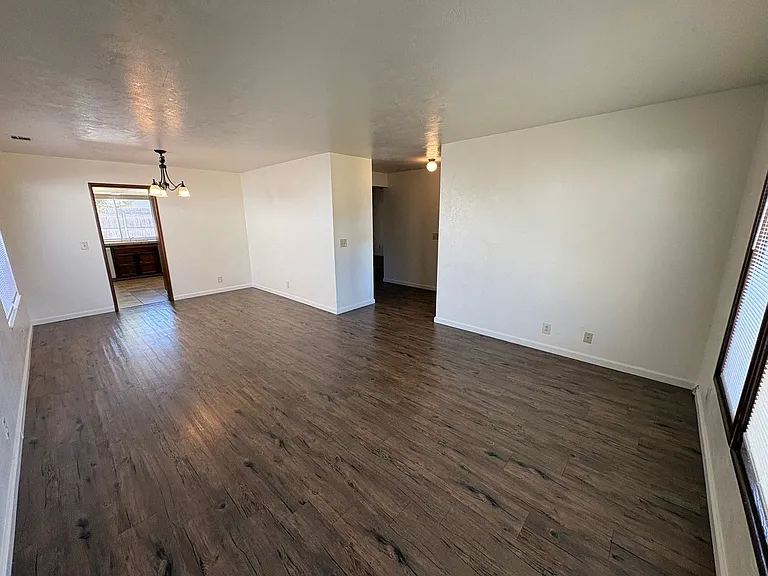 2943 W Ashland Ave — Photo 23