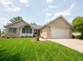 530 Oakbrook Dr, Columbus, IN 47201