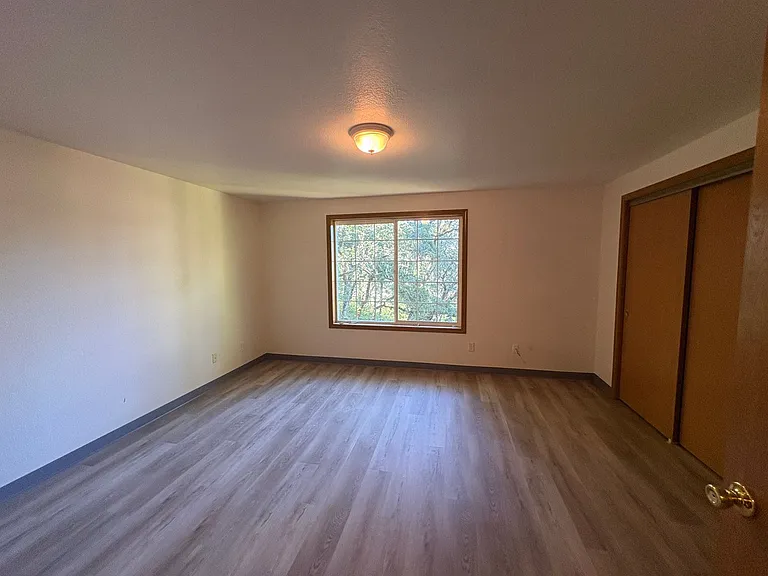 2 Bedroom 1.5 Bathroom Duplex in Southwest Eugene — Photo 12