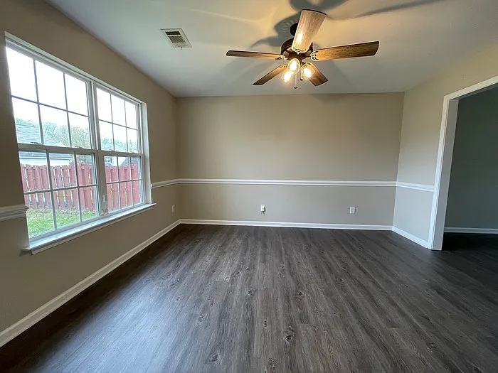 4 bed, 2.5 bath, 2800 sqft, $2,350 — Photo 4