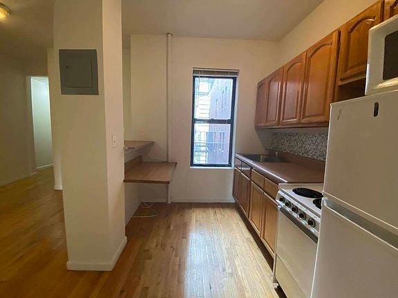 3rd image of 316 E 49th St #55