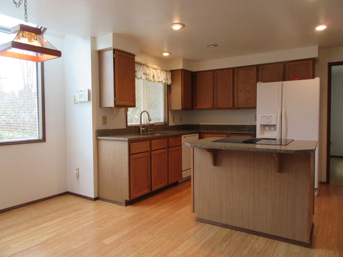 Well maintained 3 bedroom, 2.5 home in Renton's Forest Trails — Photo 2