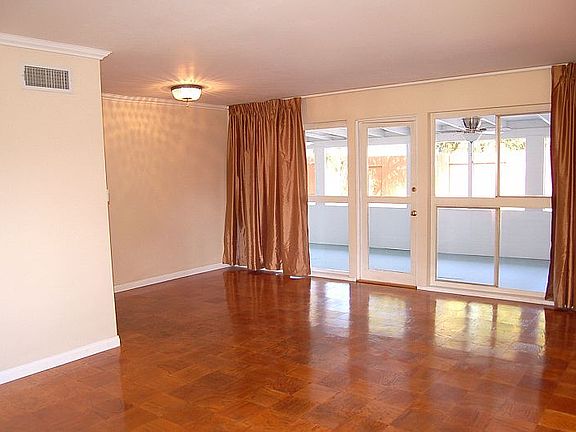 4th image of 23043 Runnymede St