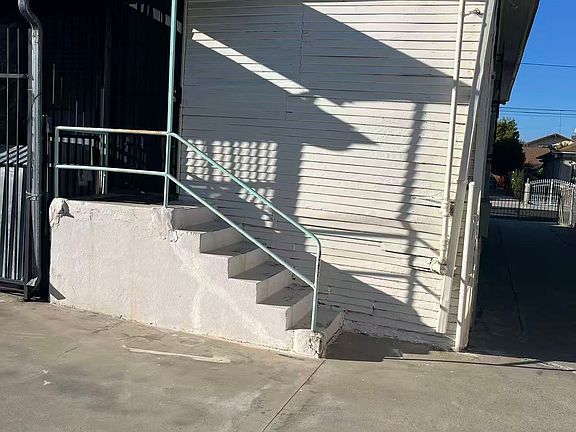 2nd image of 2726 Manitou Ave