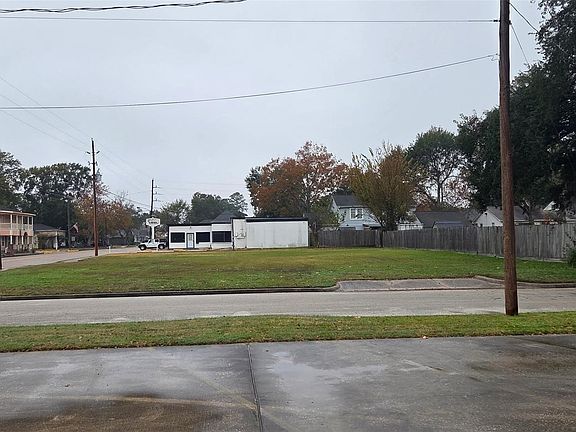2nd image of 711 E Main St