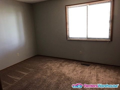 4th image of 1216 W Royal Oaks Dr