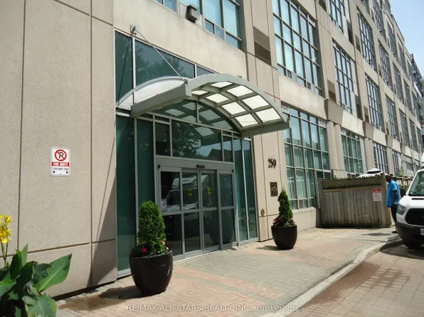 250 Manitoba St #621, Toronto, ON M8Y 4G8