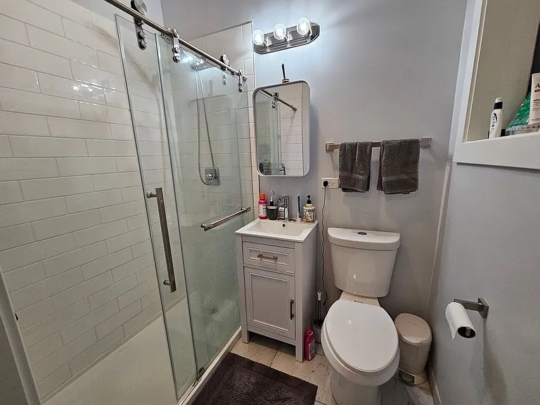 1415 W Erie St #1F — Photo 10