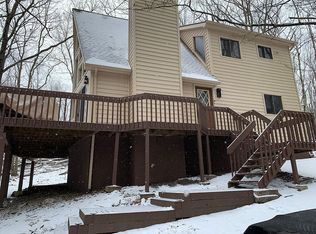2320 Chatham Ct, Bushkill, PA 18324