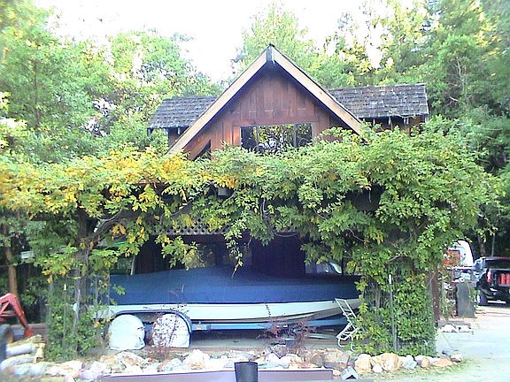 3 car garage,+2 car ports