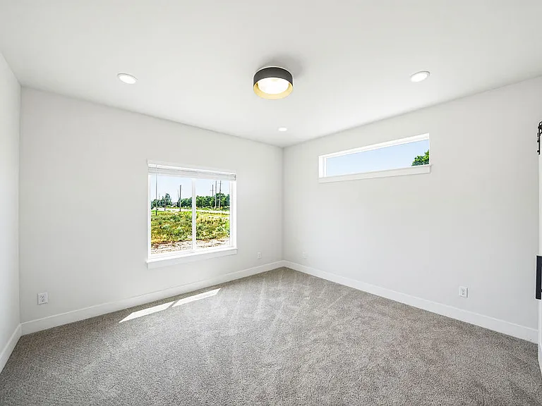 485 E River Ln — Photo 25