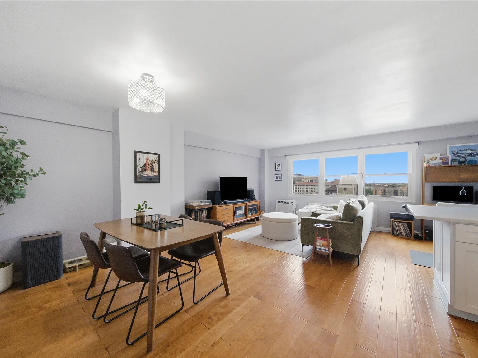 2909 N Sheridan Rd — Photo 2