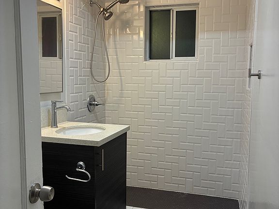 5th image of 914 Sampson St APT 2