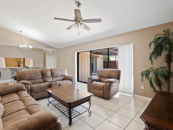 5th image of 4702 Holly Lake Dr
