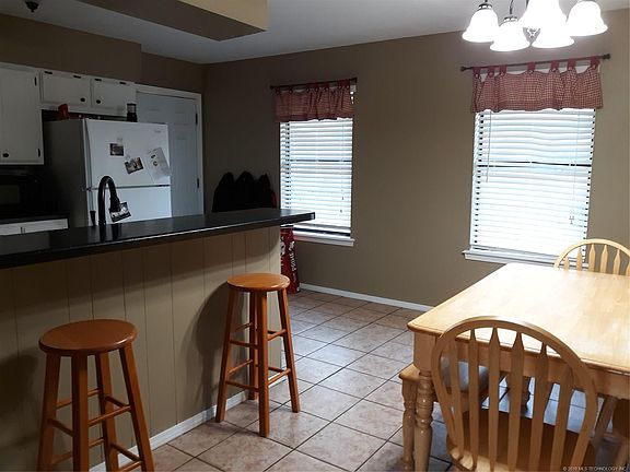 4th image of 410 N Moore Ave