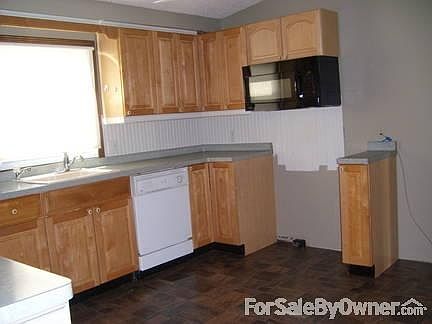 Kitchen: 13' x12.5'
						:
						Microwave & dishwasher stay!
