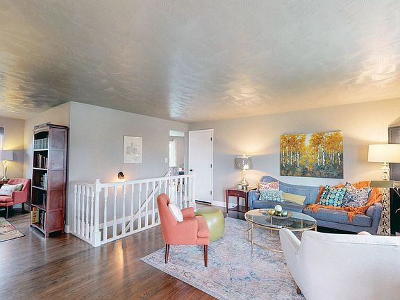 05 - Living room.jpg