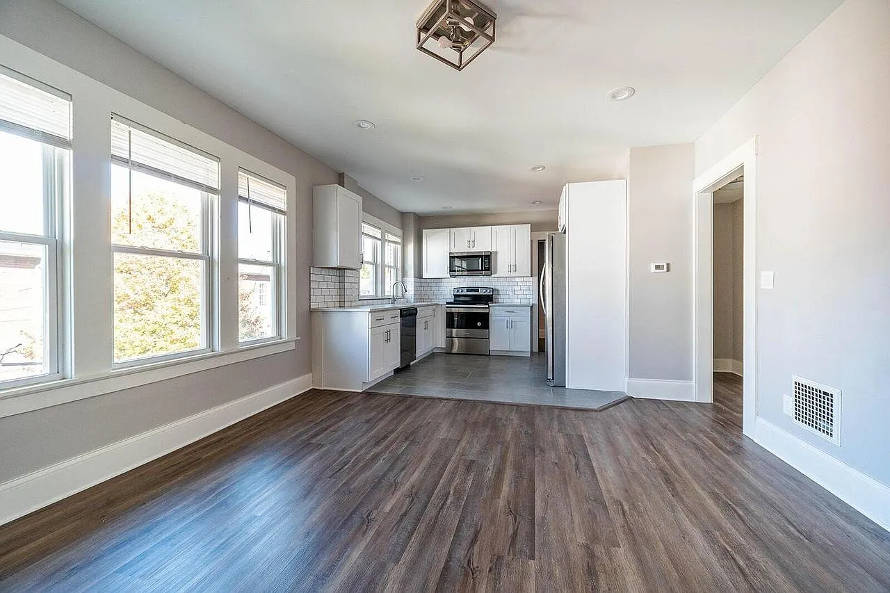 222 Parkwood Ave — Photo 3