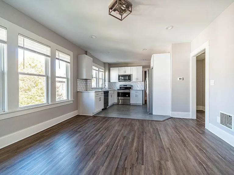 222 Parkwood Ave — Photo 3