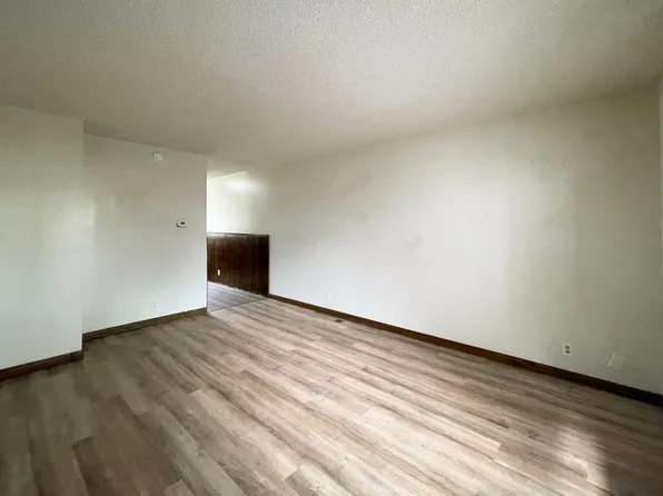 110 E 5th Ave, 110 E 5th Ave APT D, Hutchinson, KS 67501