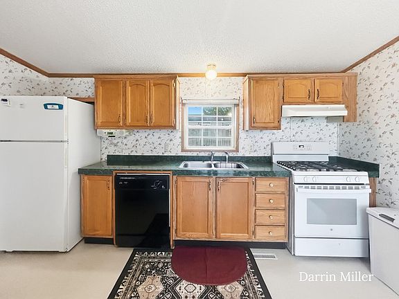 5th image of 94 Maple Ct