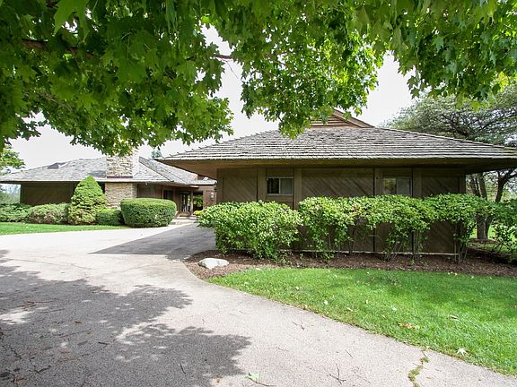 Hillside ranch nestled in Lakewood on the Turnberry Golf Course