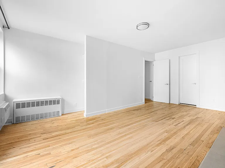 431 W 22nd St #1R — Photo 17