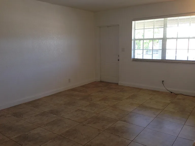 1820 NE 56th St #5 — Photo 8