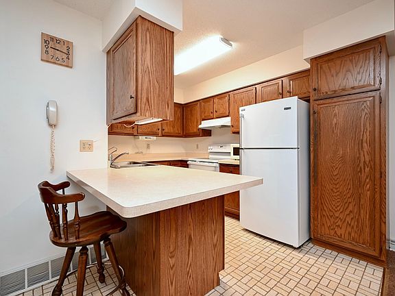 5th image of 258 Huff St