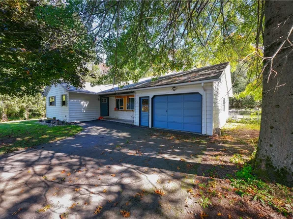 4 Salisbury Dr, New Hartford, NY 13413