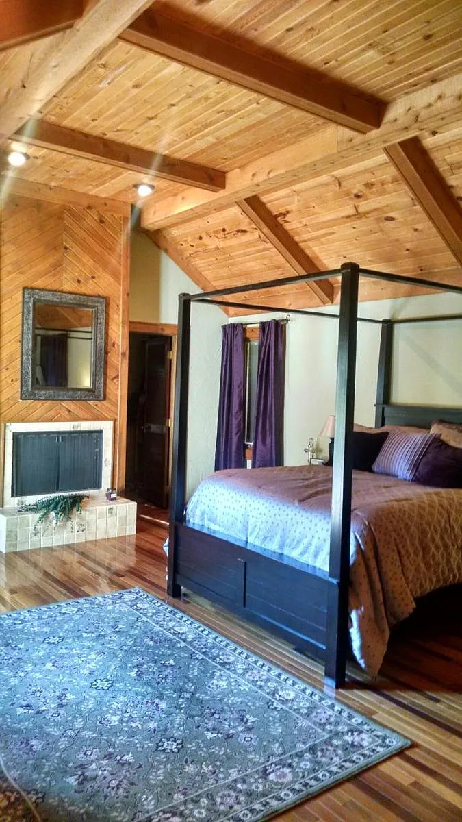 Gorgeous and spacious Master suite. - 10906 Sandpiper Cv