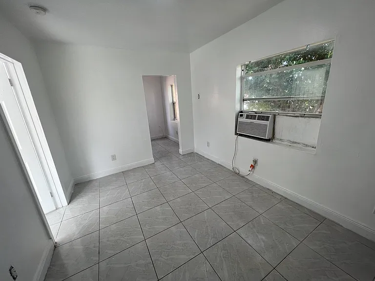 1935 SW 2nd St #5 — Photo 7