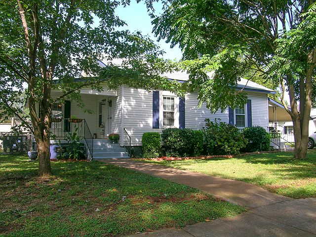 Cute Merrimack Village cottage with carport
