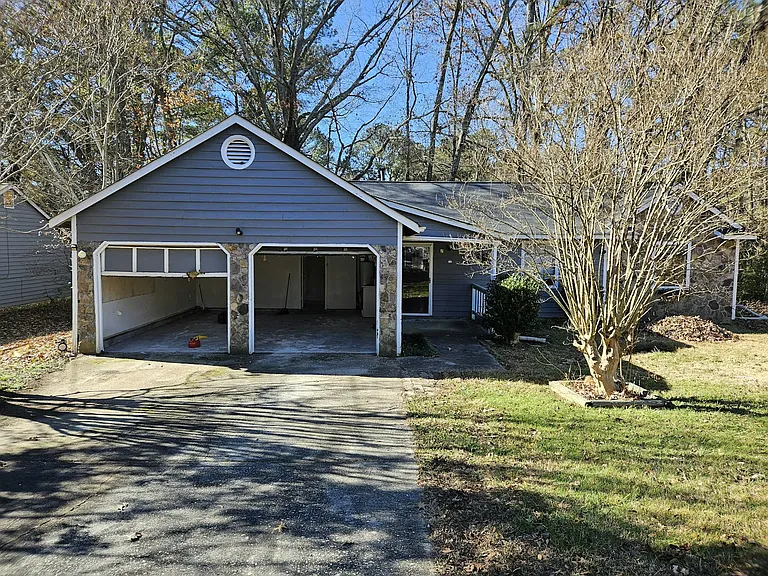 300 Martin Dr — Photo 2