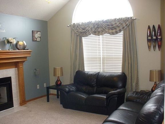 3rd image of 613 SW Westview Dr