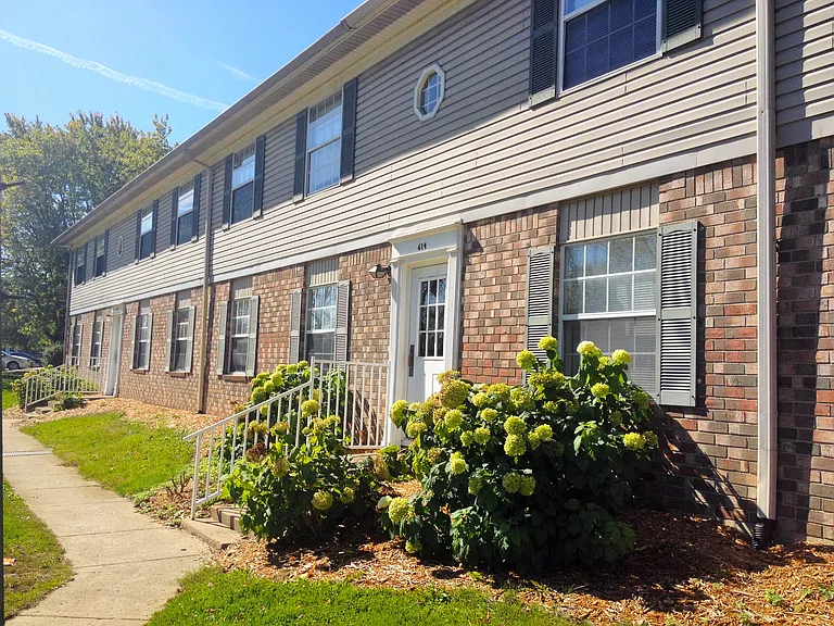 Lakeside Apartments at Walnut Hills — Photo 6