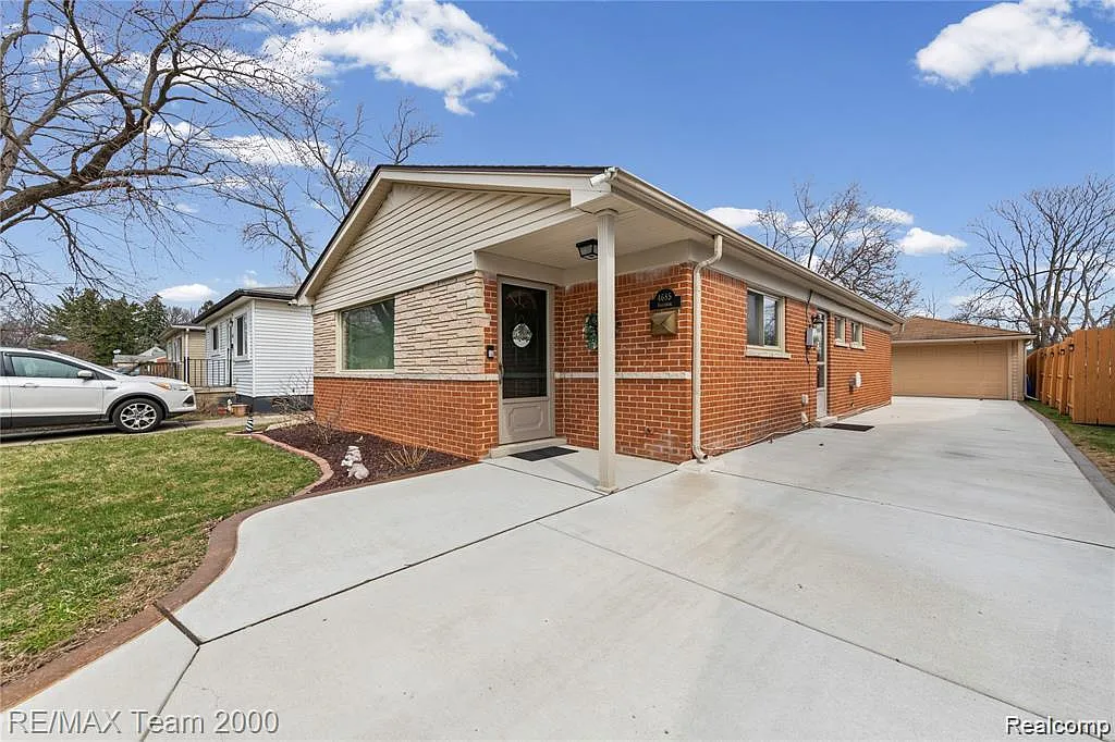 3 bed, 1.5 bath, 1160 sqft, $2,100 — Photo 1