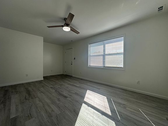5th image of 320 Myrtlewood Cir