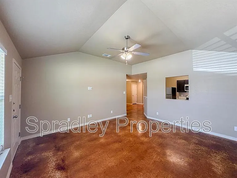 1004B Kerr Ct — Photo 2
