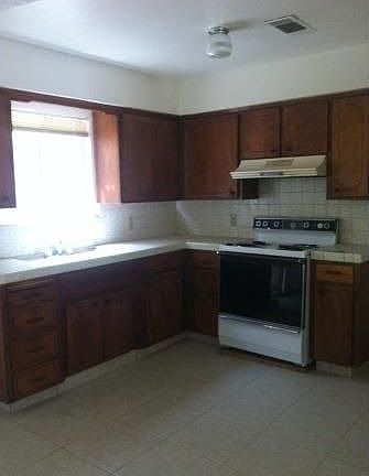 4th image of 552 N East St