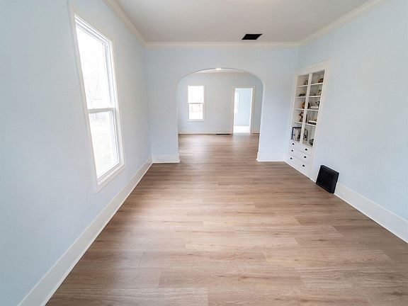 5th image of 110 Hillsdale St