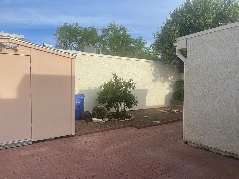 716 N Hayden Dr — Photo 14