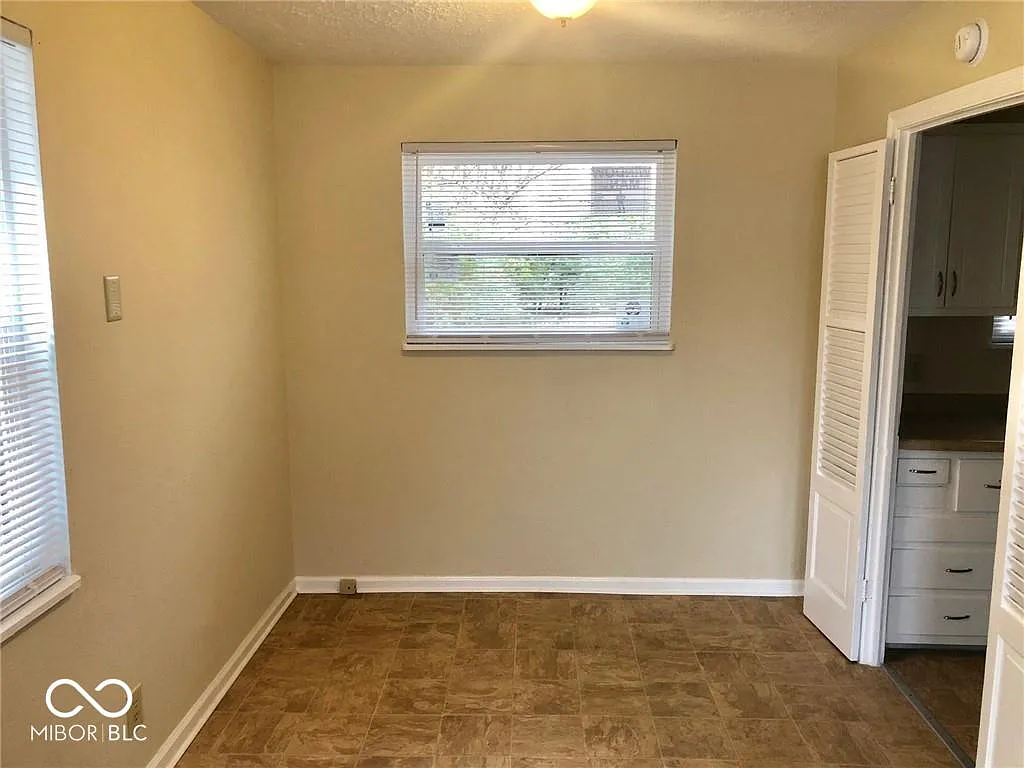 3 bed, 1.0 bath, 925 sqft, $1,175 — Photo 3