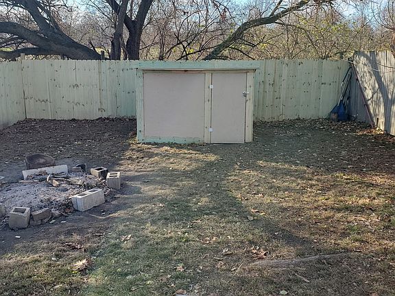 3rd image of 917 Hickory St