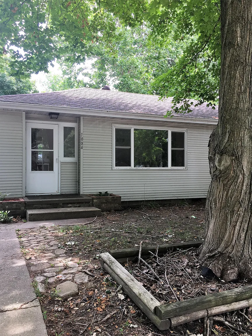 1004 S Mattis Ave photo 1