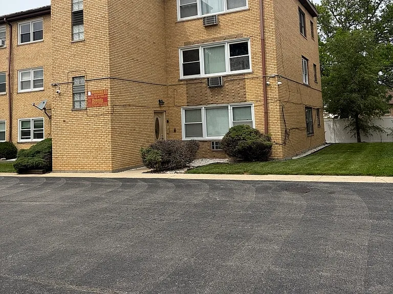 10739 S Pulaski Rd #2D — Photo 1