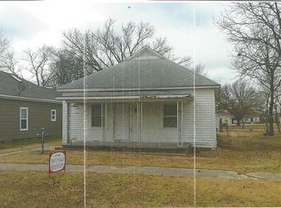 909 N 10th St, Neodesha, KS 66757